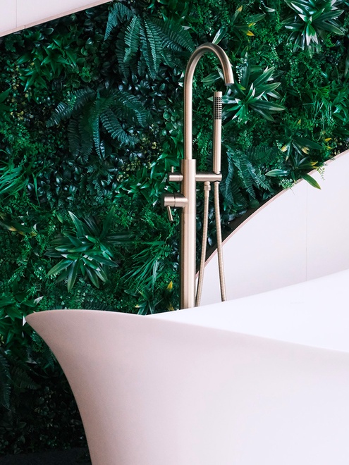 Baignoire avec robinetterie sur pied