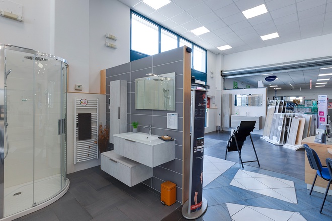 Meuble salle de bain asymétrique et colonne de rangement