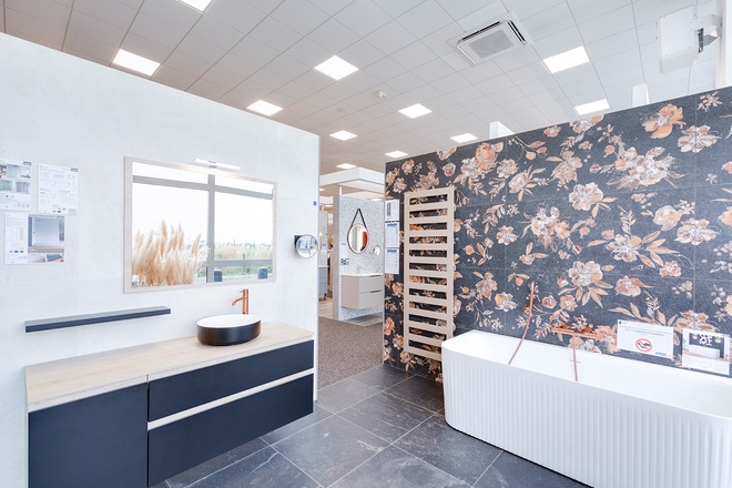 Meuble avec vasque suspendu, baignoire avec sèche serviette