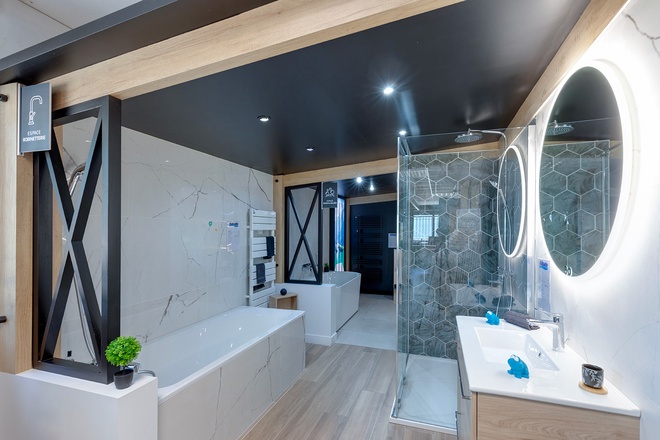 Salle de bain avec douche, baignoire et meuble 